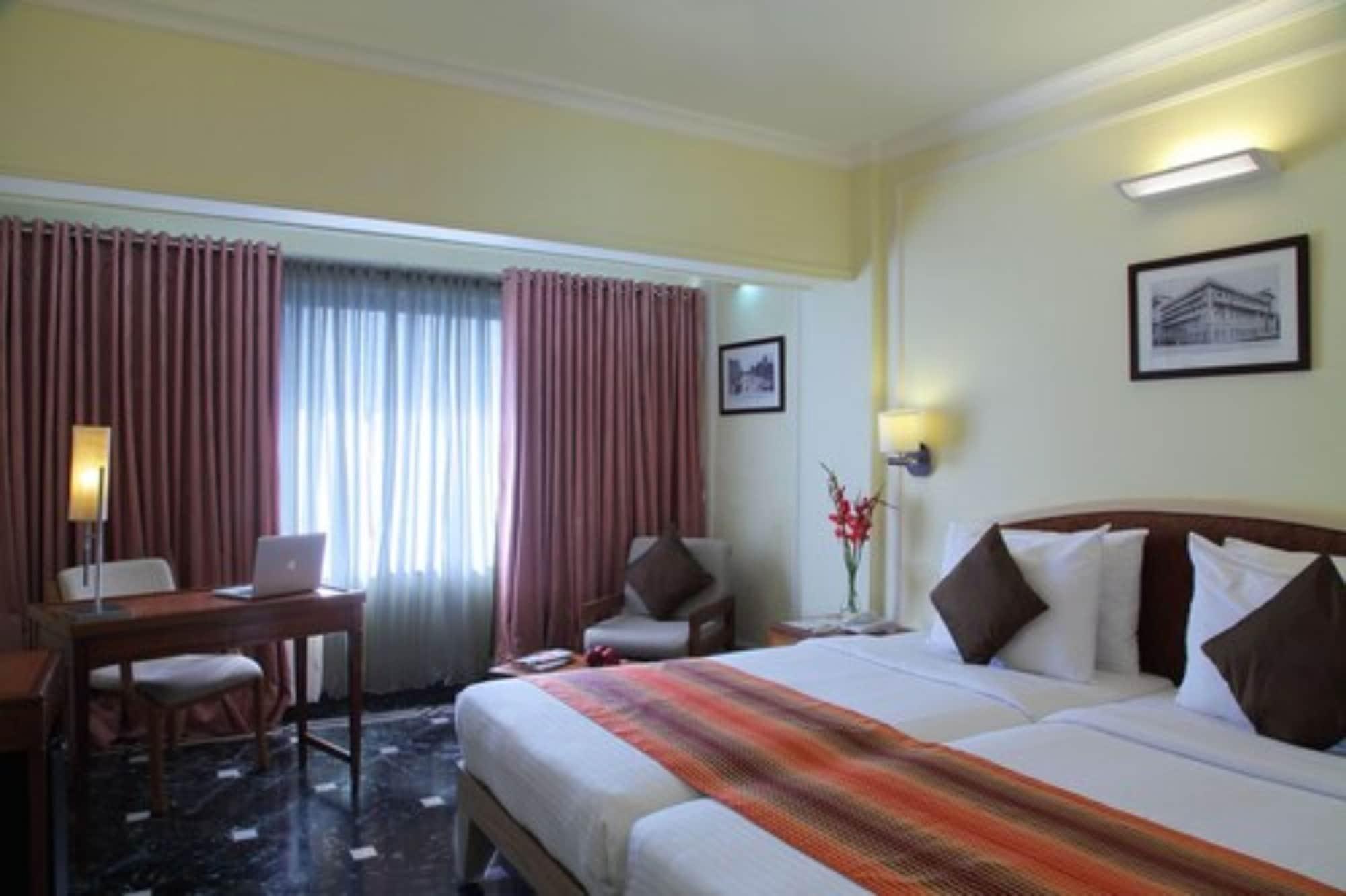 Hiltop Hotel Мумбай Екстериор снимка