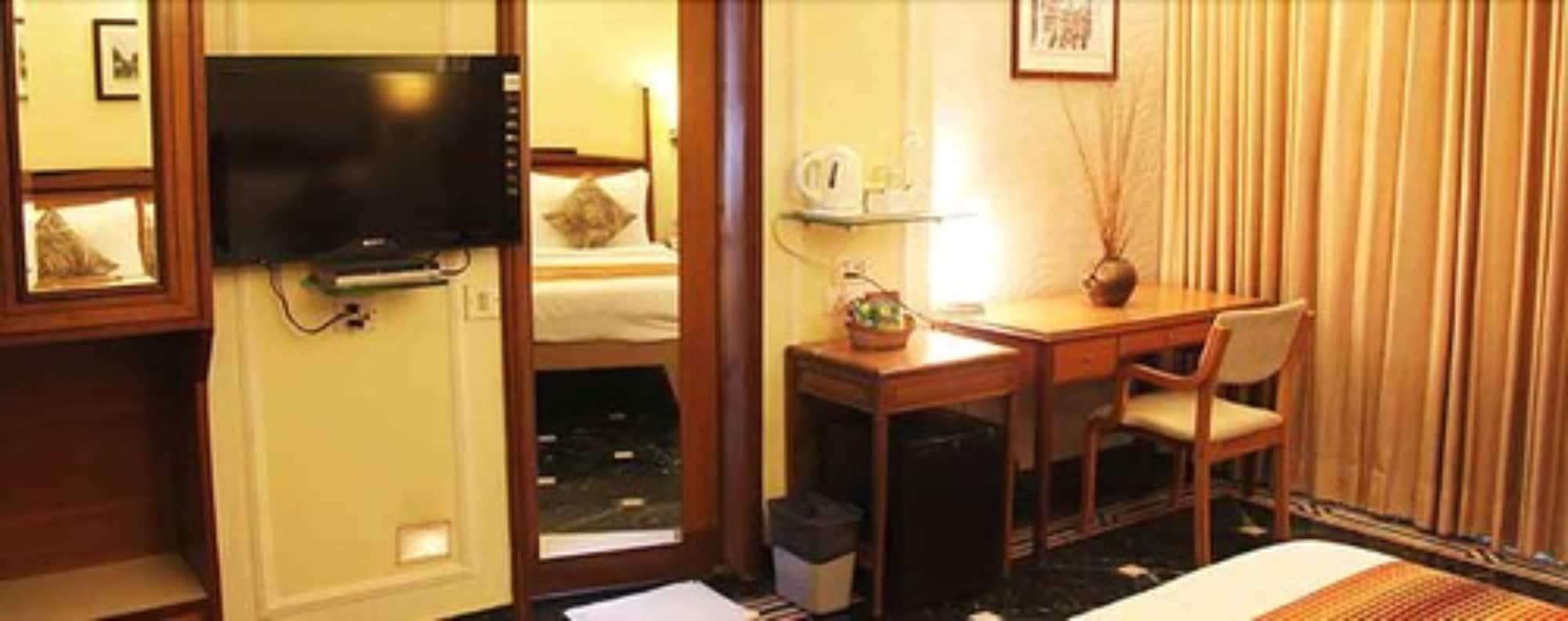 Hiltop Hotel Мумбай Екстериор снимка