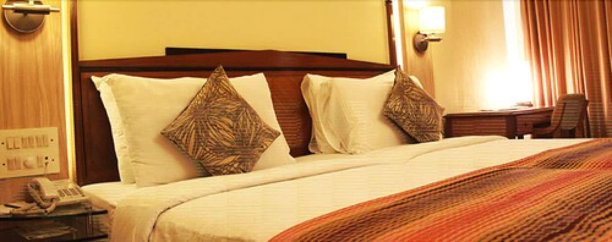 Hiltop Hotel Мумбай Екстериор снимка