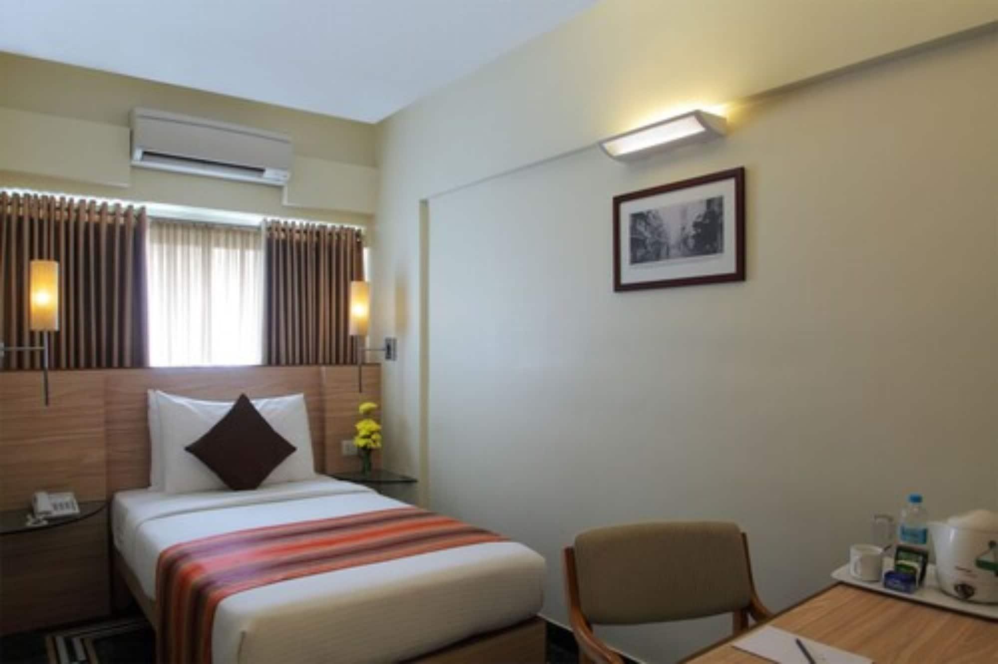 Hiltop Hotel Мумбай Екстериор снимка