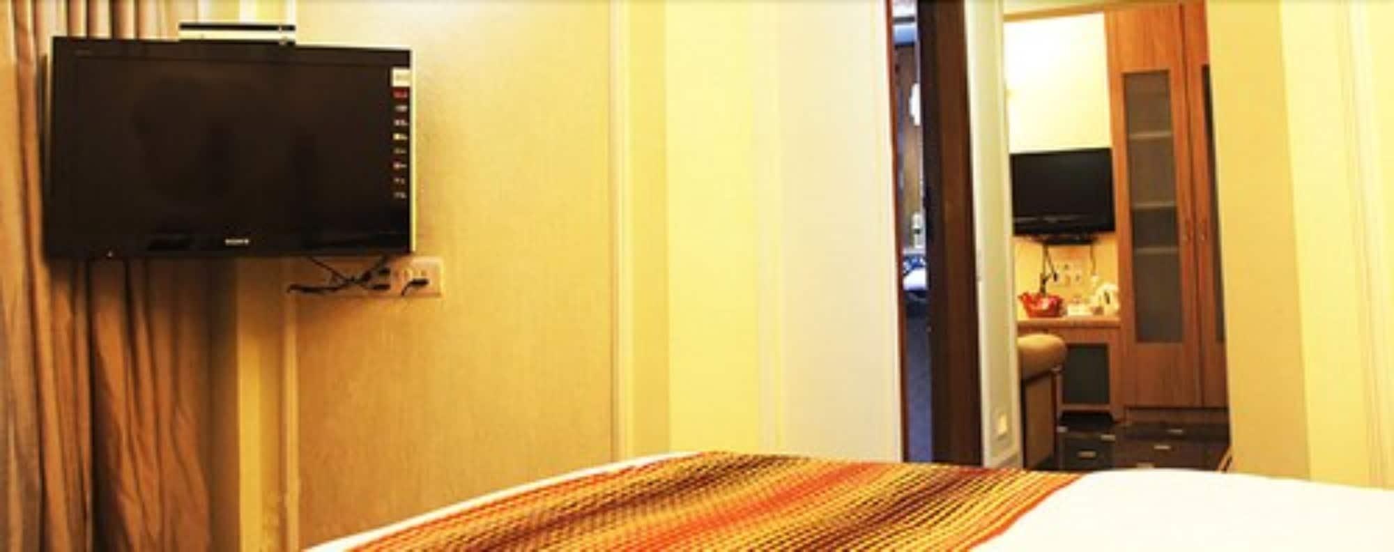 Hiltop Hotel Мумбай Екстериор снимка