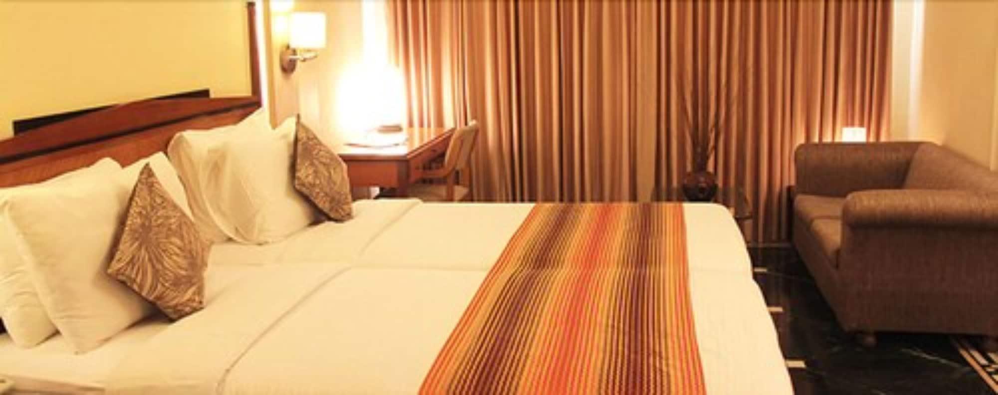 Hiltop Hotel Мумбай Екстериор снимка