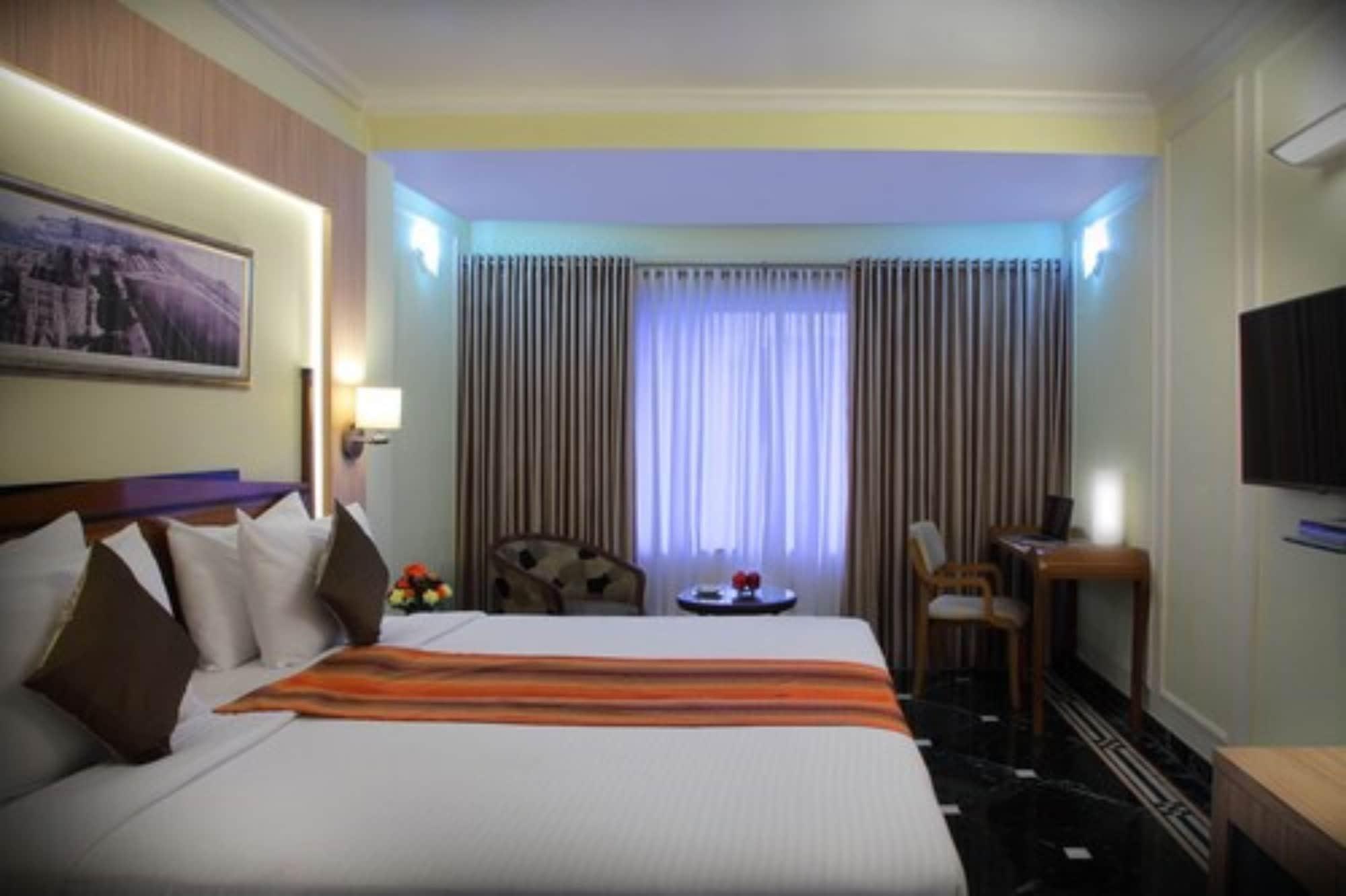 Hiltop Hotel Мумбай Екстериор снимка