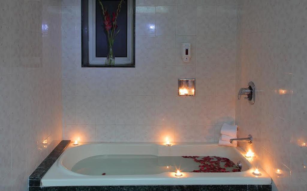 Hiltop Hotel Мумбай Екстериор снимка