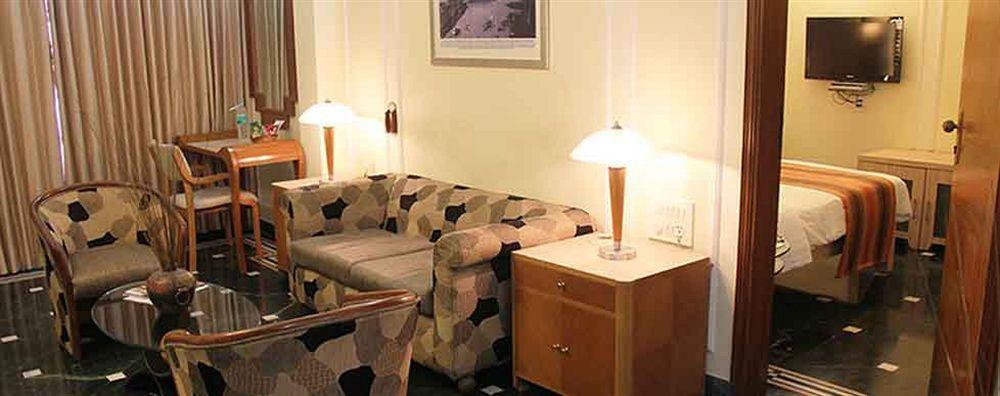 Hiltop Hotel Мумбай Екстериор снимка