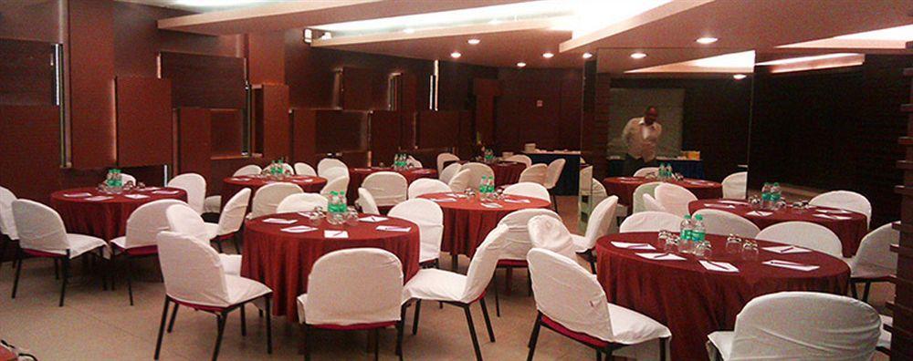 Hiltop Hotel Мумбай Екстериор снимка
