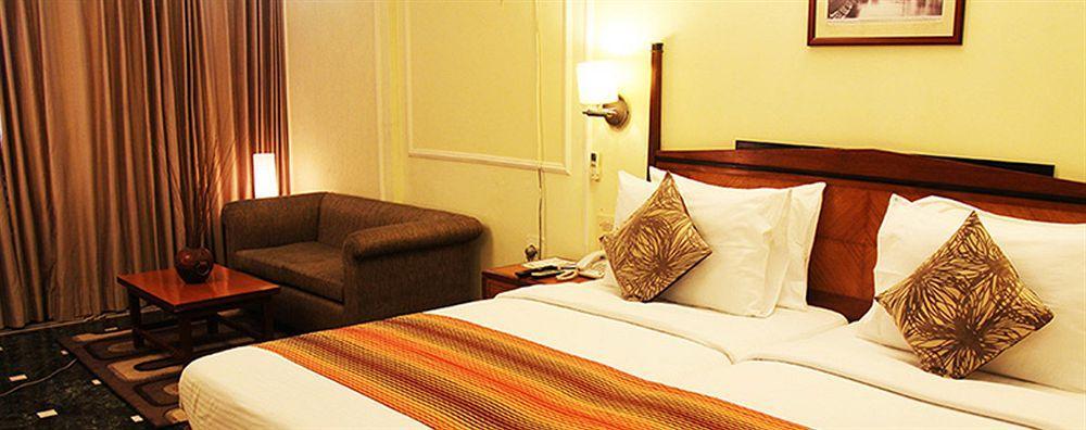 Hiltop Hotel Мумбай Екстериор снимка