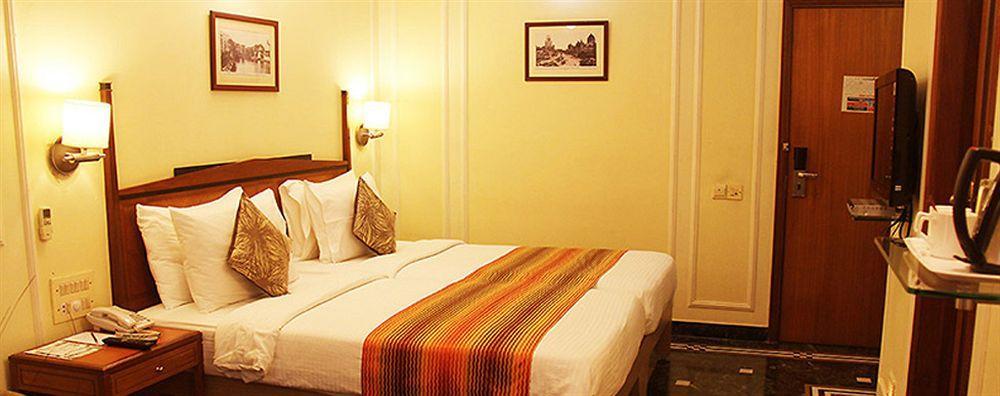 Hiltop Hotel Мумбай Екстериор снимка
