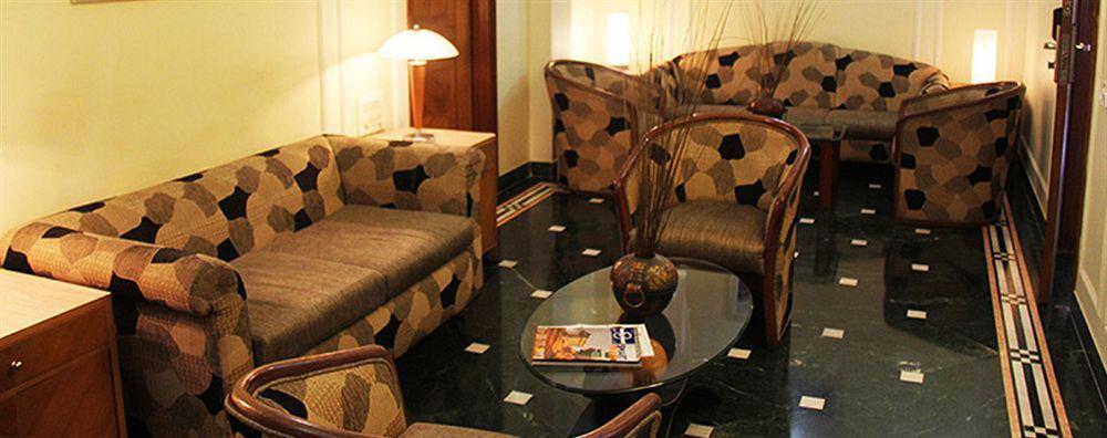 Hiltop Hotel Мумбай Екстериор снимка