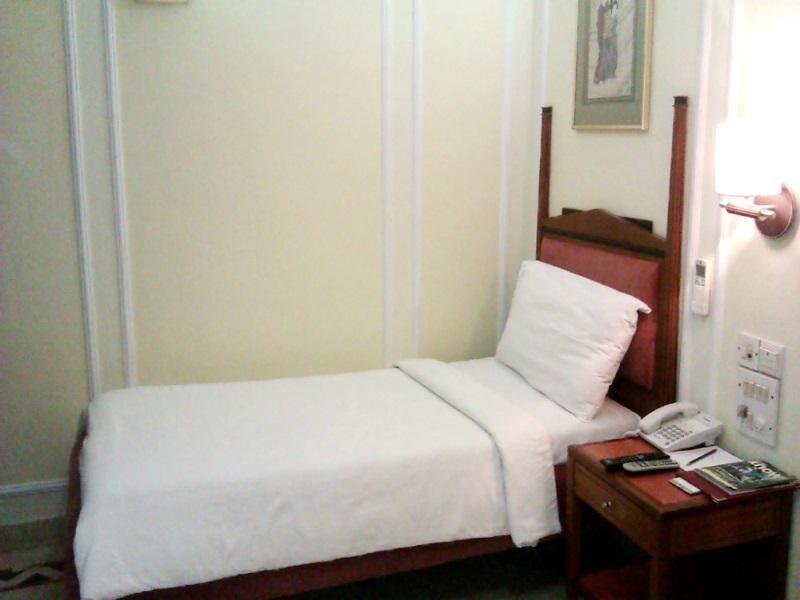 Hiltop Hotel Мумбай Екстериор снимка