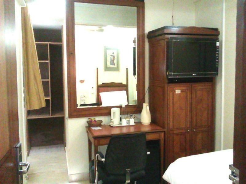 Hiltop Hotel Мумбай Екстериор снимка