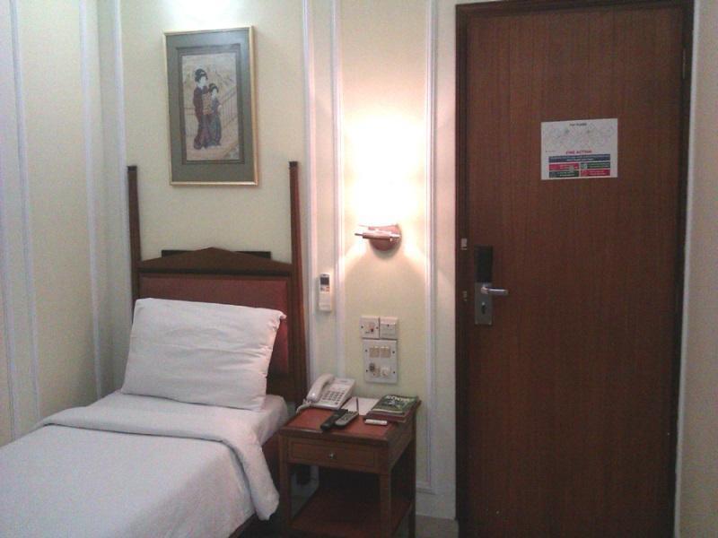 Hiltop Hotel Мумбай Екстериор снимка