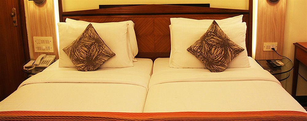 Hiltop Hotel Мумбай Екстериор снимка