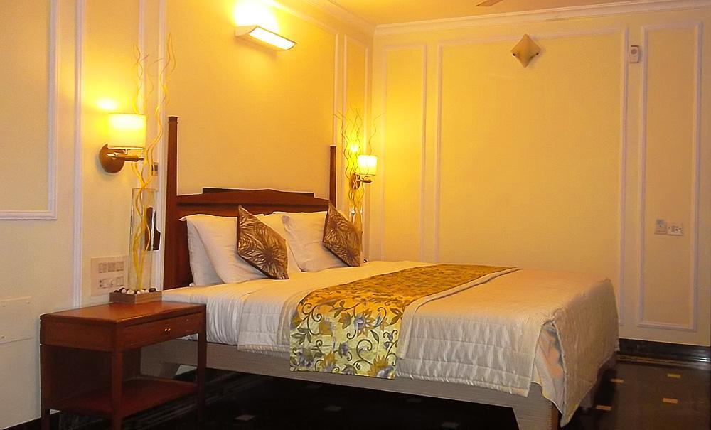 Hiltop Hotel Мумбай Екстериор снимка