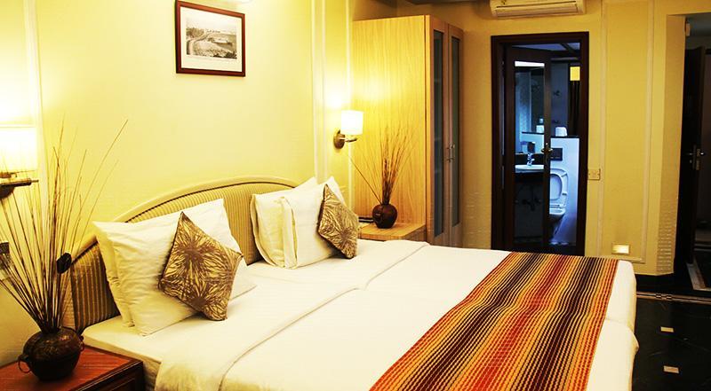 Hiltop Hotel Мумбай Стая снимка