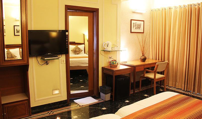 Hiltop Hotel Мумбай Екстериор снимка