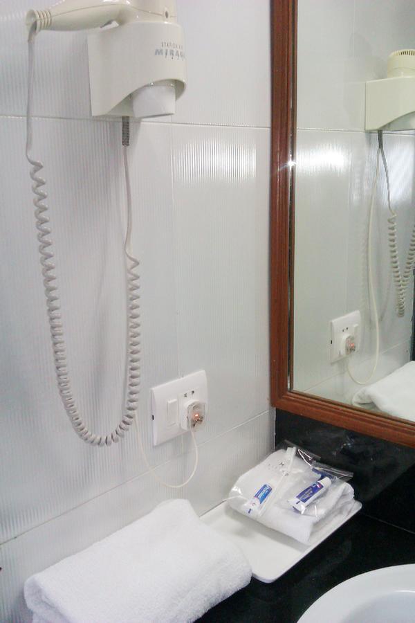 Hiltop Hotel Мумбай Екстериор снимка