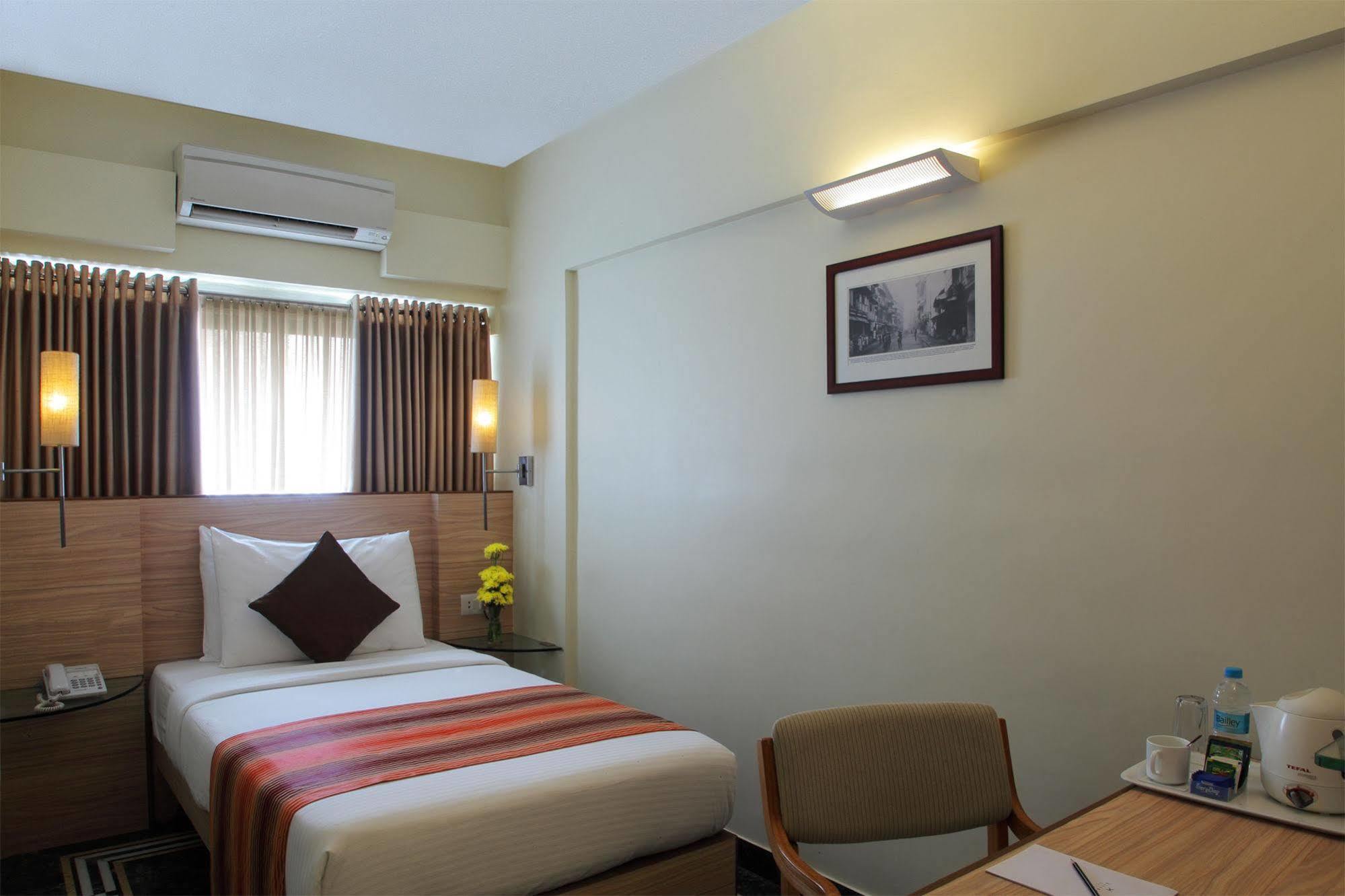 Hiltop Hotel Мумбай Екстериор снимка