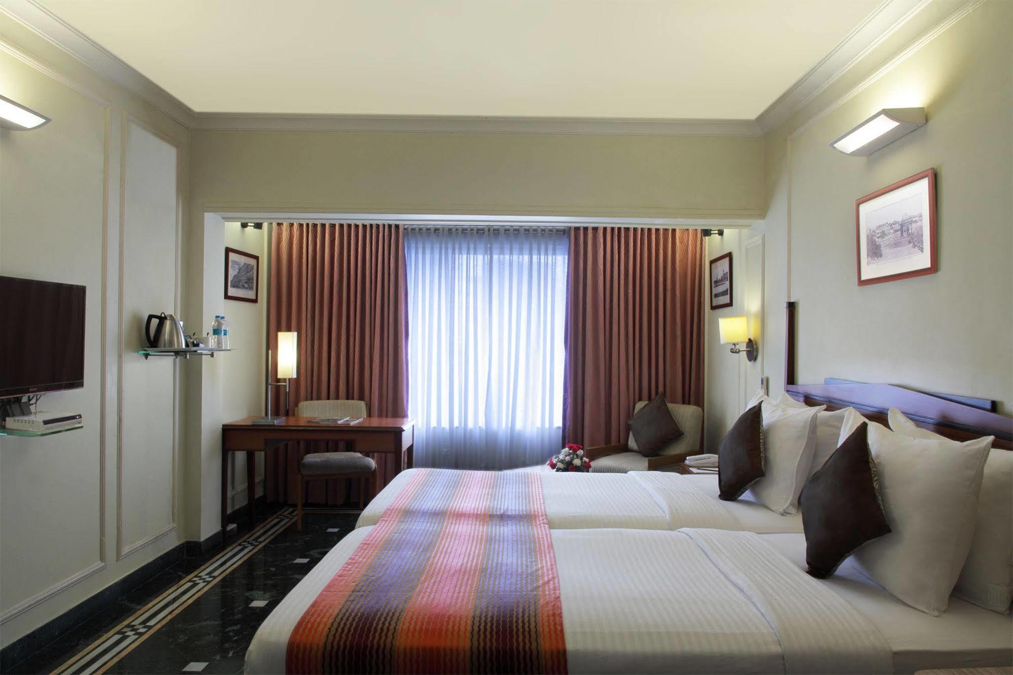 Hiltop Hotel Мумбай Екстериор снимка