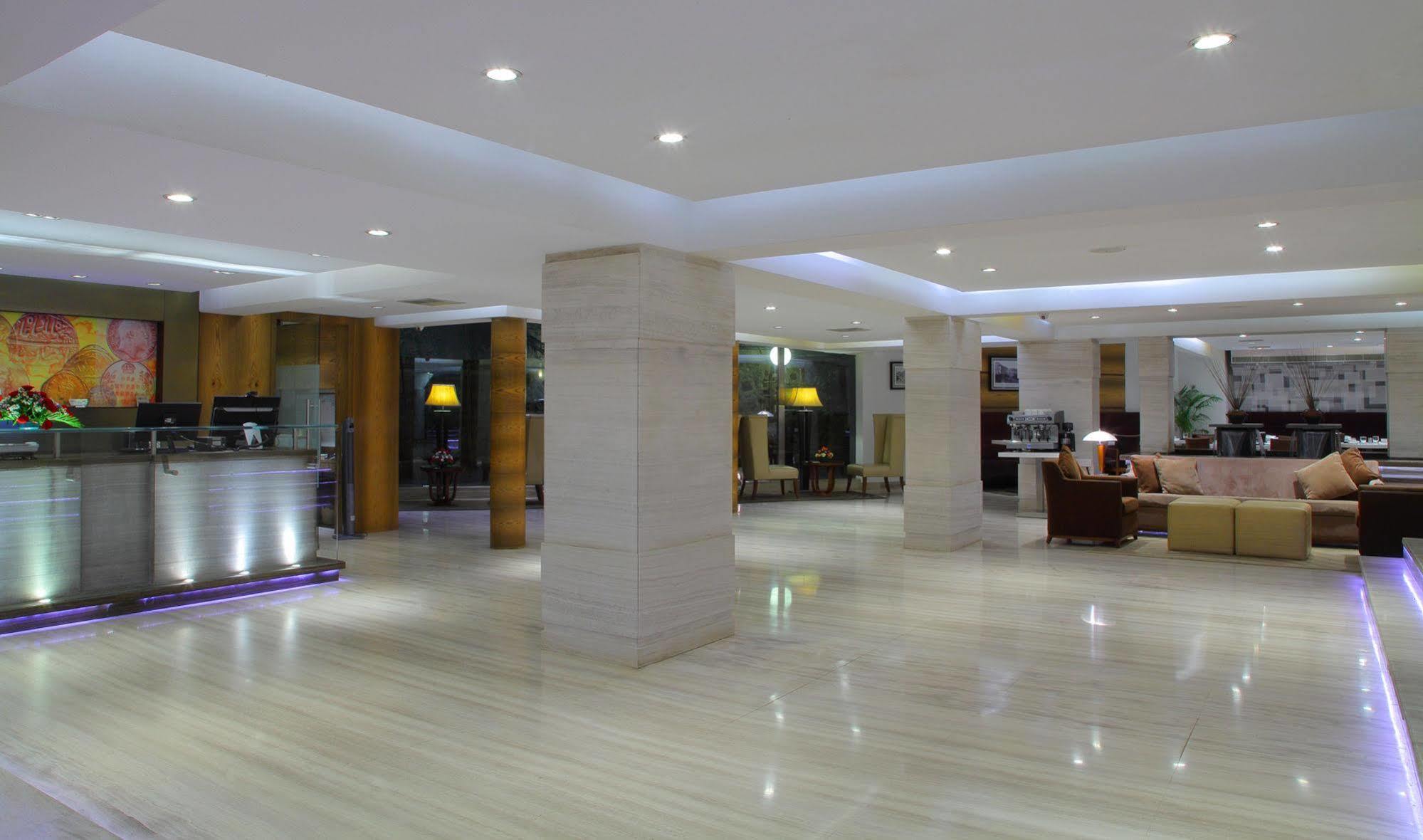Hiltop Hotel Мумбай Екстериор снимка