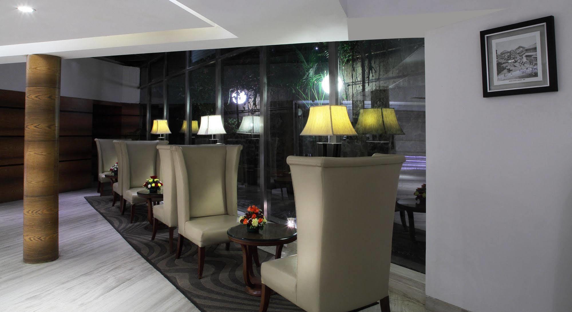 Hiltop Hotel Мумбай Екстериор снимка