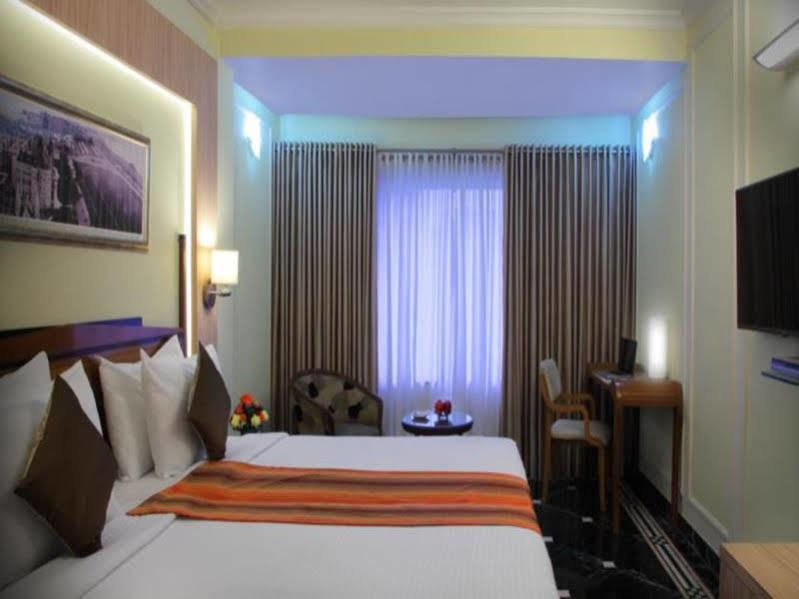 Hiltop Hotel Мумбай Екстериор снимка